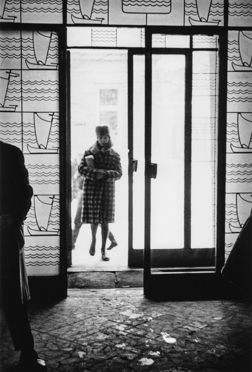 „Neringos“ kavinės įėjimas, 1964. Algimanto Kunčiaus nuotrauka
