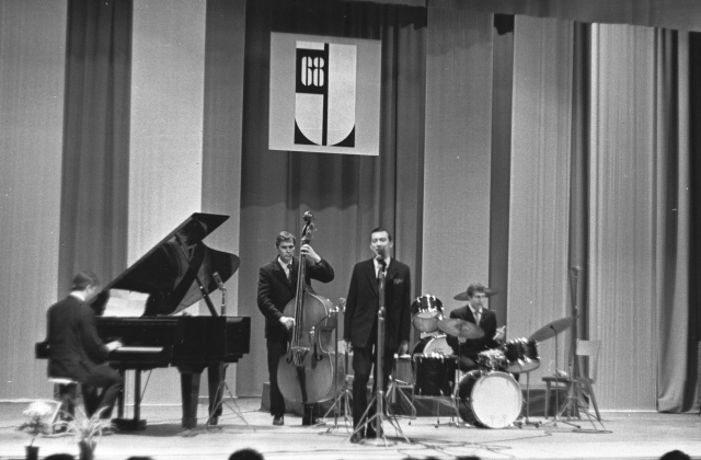 Oleg Molokoyedov's trio and Stasys Povilaitis: Oleg Molokoyedov (p), Maldutis  (db), Mika Markovich (dr), Stasys Povilaitis (voc)