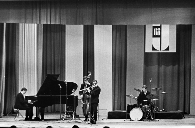 Oleg Molokoyedov\'s quartet: Algirdas Vizgirda (fl), Oleg Molokoyedov (p), Maldutis (db), Mika Markovich (dr)