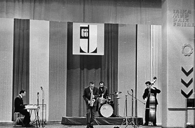 Viktor Voronov's quartet: Viktor Voronov (as), Anatoly Avetisov (ky), Bronius Sličkus (db), Jonas Dubickas (dr)
